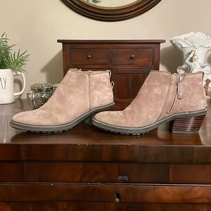 Size 6 to 6.5 Sam Edelman short boots!